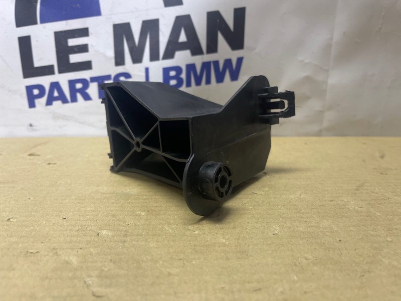 Держатель OBD в пространстве для ног водителя MINI