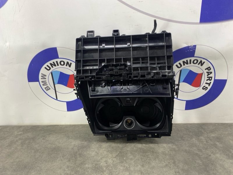 Подстаканник с зарядкой в сборе BMW 3 G20