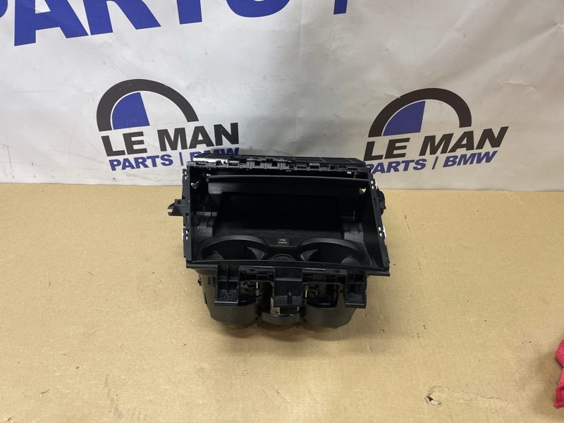 Подстаканник с зарядкой в сборе BMW 4 G22 G23