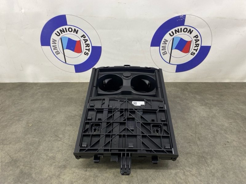 Подстаканник с зарядкой в сборе BMW 5 G30