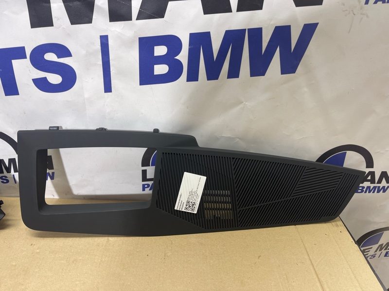 Накладка центрального динамика BMW 5 G60 2023