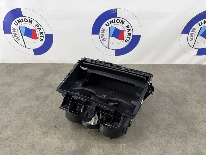 Подстаканник с зарядкой в сборе BMW 3 G20