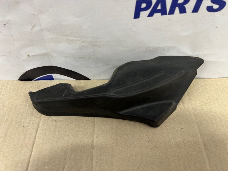 Водосток крышки багажника задний правый BMW 6 G32