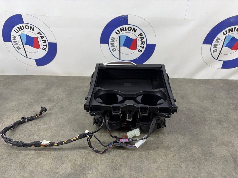 Подстаканник с зарядкой в сборе BMW X3 G01
