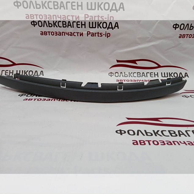 Молдинг левой решетки переднего бампера Jetta 5