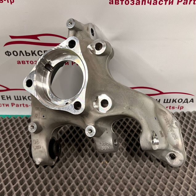 Кулак задний правый Volkswagen Skoda Audi