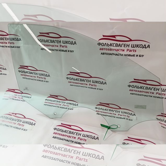 Стекло двери боковое правое Шкода Рапид 20-н.в