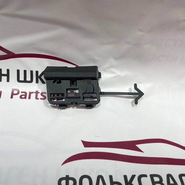 Крышка буксировочного крюка правая Touareg