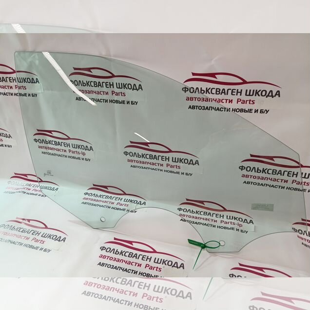 Стекло двери боковое правое Шкода Рапид