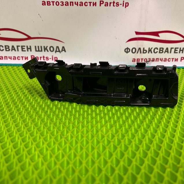 Крепление бампера правое Geely Coolray