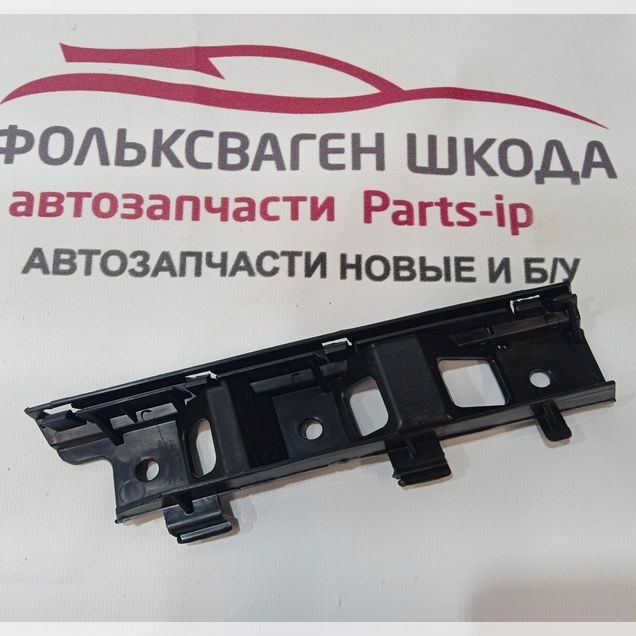 Крепление переднего бампера правое Passat B6