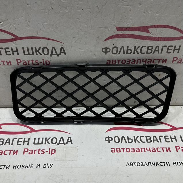 Решетка бампера (юбка) правая нижняя Touareg