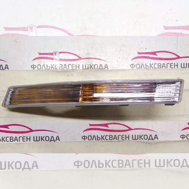 Поворотник в бампер правый белый Passat B6