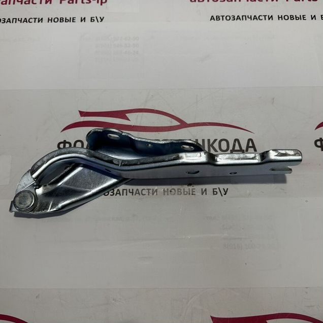 Петля капота правая Skoda Рапид 5JA823302A
