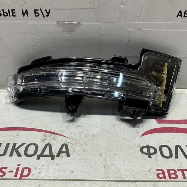 Повторитель поворота в зеркало правый Octavia A7
