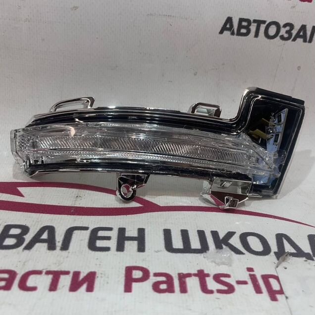 Повторитель поворота в зеркало правый Октавия А7