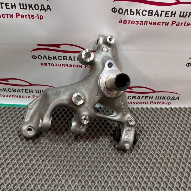 Кулак задний левый Volkswagen Skoda Audi