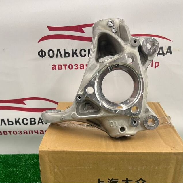 Поворотный кулак передний правый Volkswagen Skoda