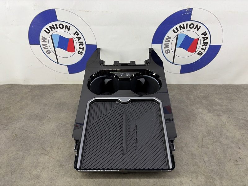 Подстаканник с зарядкой в сборе BMW 5 G60
