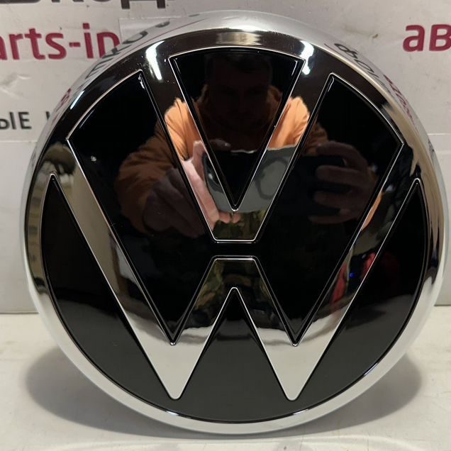 Эмблема решетки радиатора на Volkswagen Polo 6