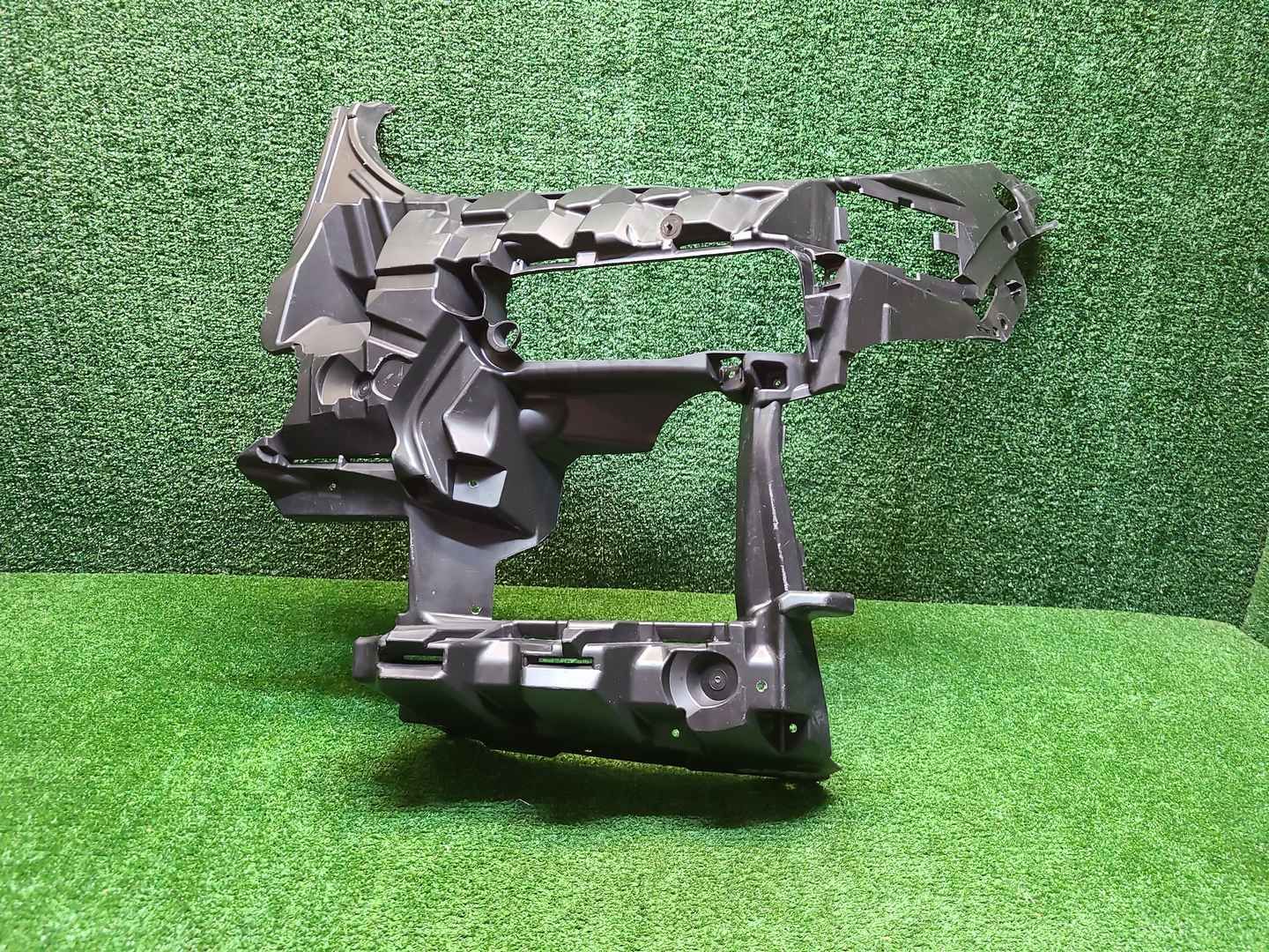 Кронштейн бампера левый BMW X5 G05 (18-23)