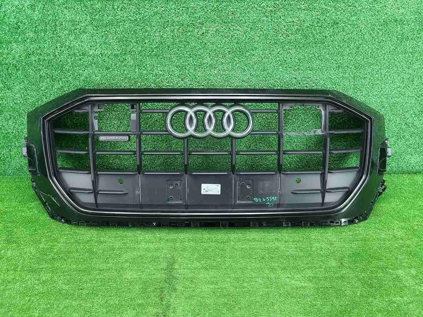 Решетка радиатора Audi Q8 (2018-2023)