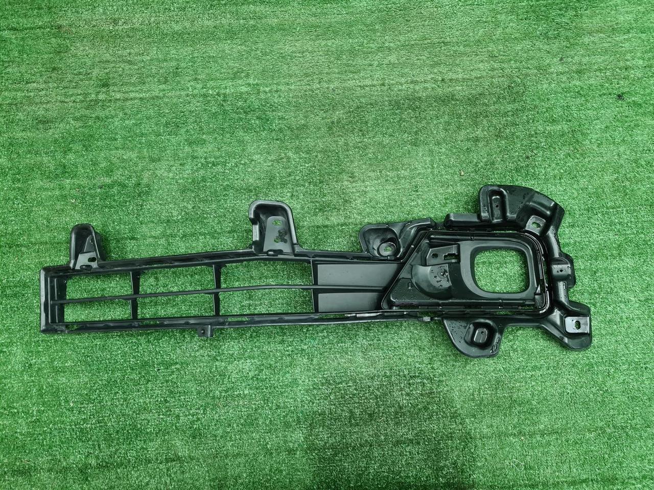 Накладка ПТФ левая Toyota Land Cruiser 200 (15-21)