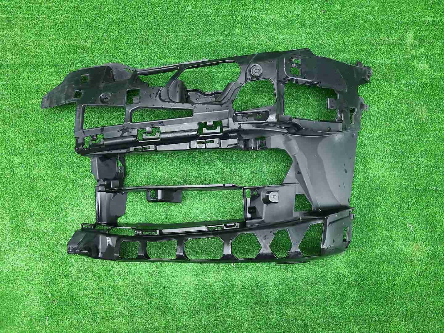 Кронштейн переднего бампера BMW 5er G30 (17-20)