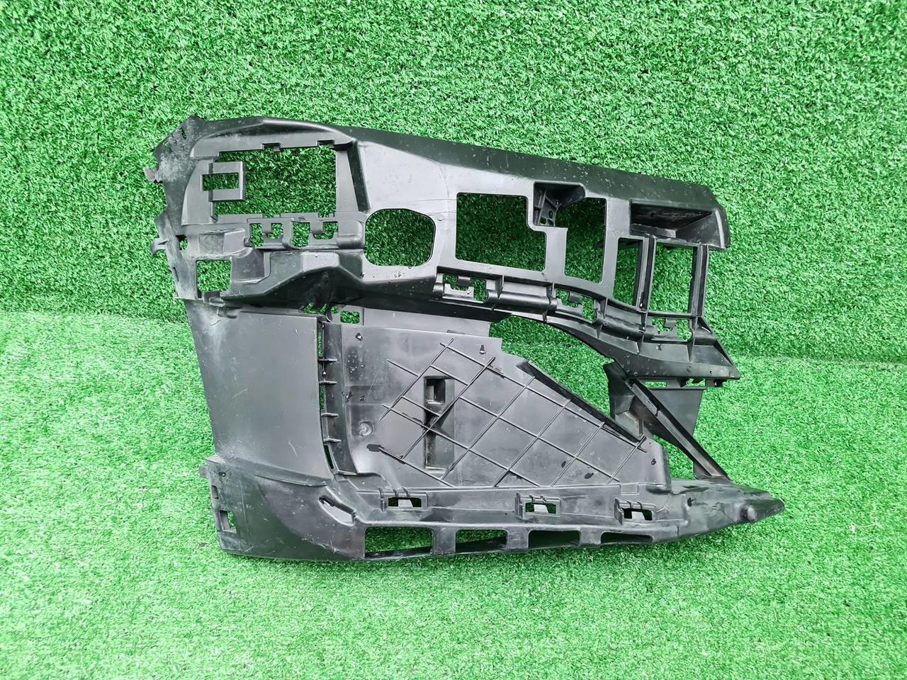 Кронштейн переднего бампера RH BMW 7er G11 (19-22)