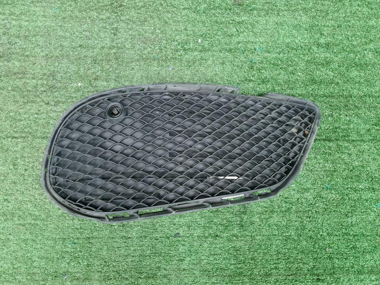 Решетка бампера RH Mercedes C W205 (14-18) AMG