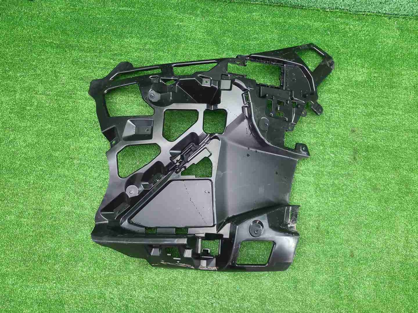 Кронштейн бампера левая BMW IX1 U11 22-нв M-paket