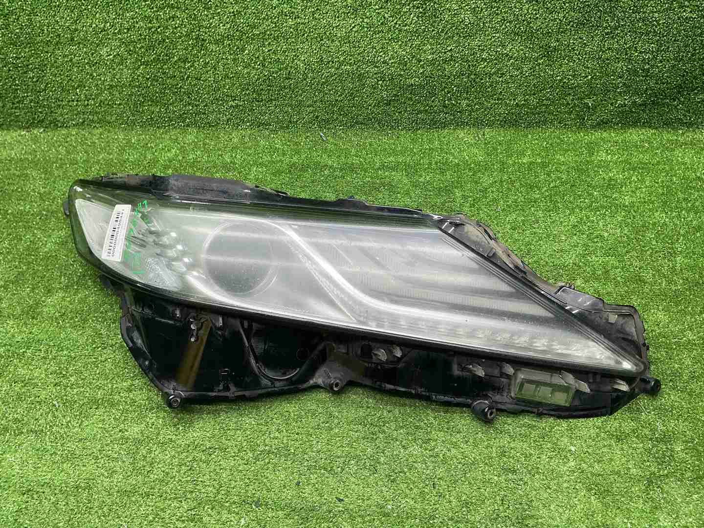 Стекло фары правое Toyota Camry xv70 (2020-2024)