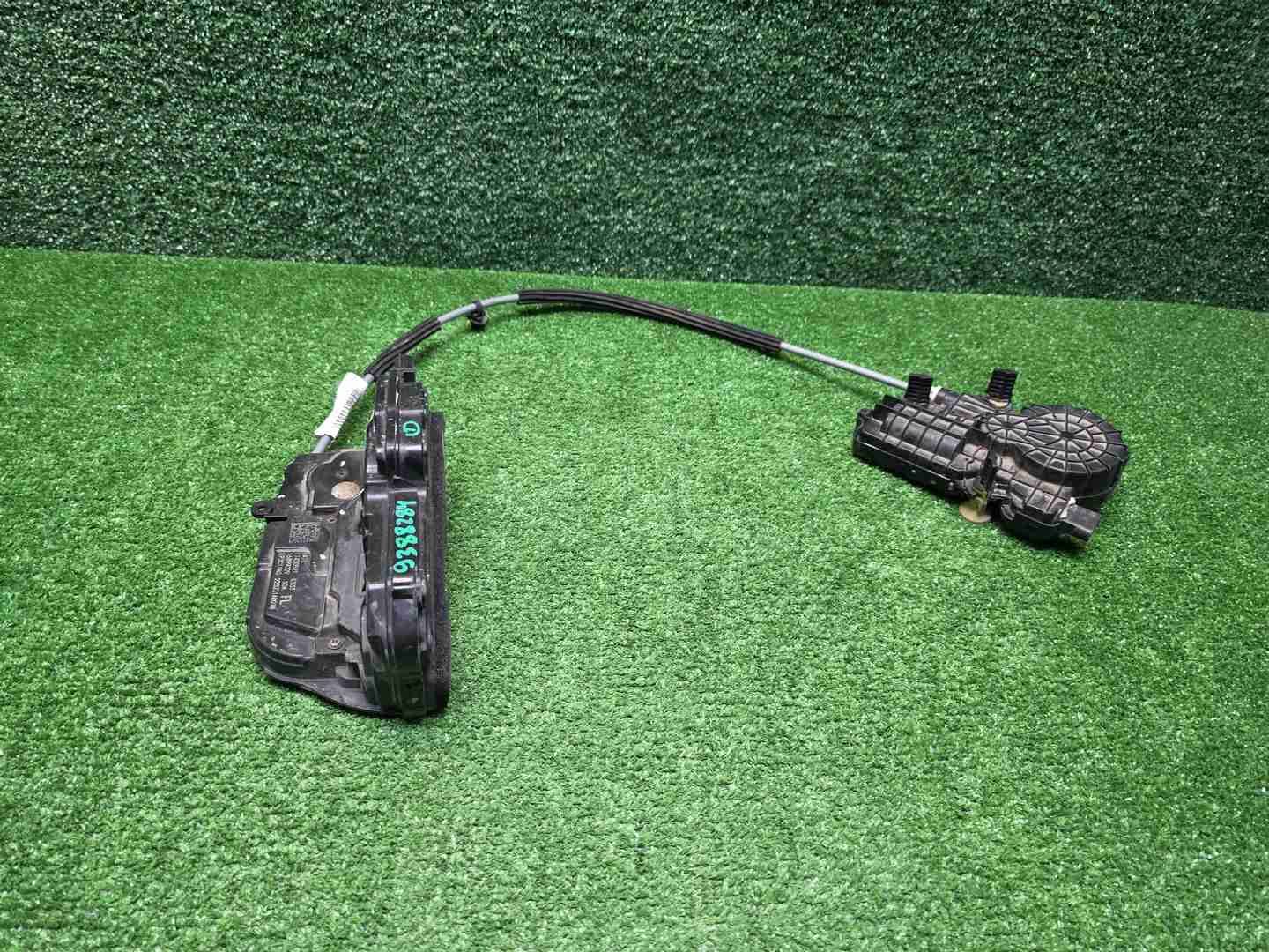 Замок двери передний левый Rising Auto R7 (22-нв)