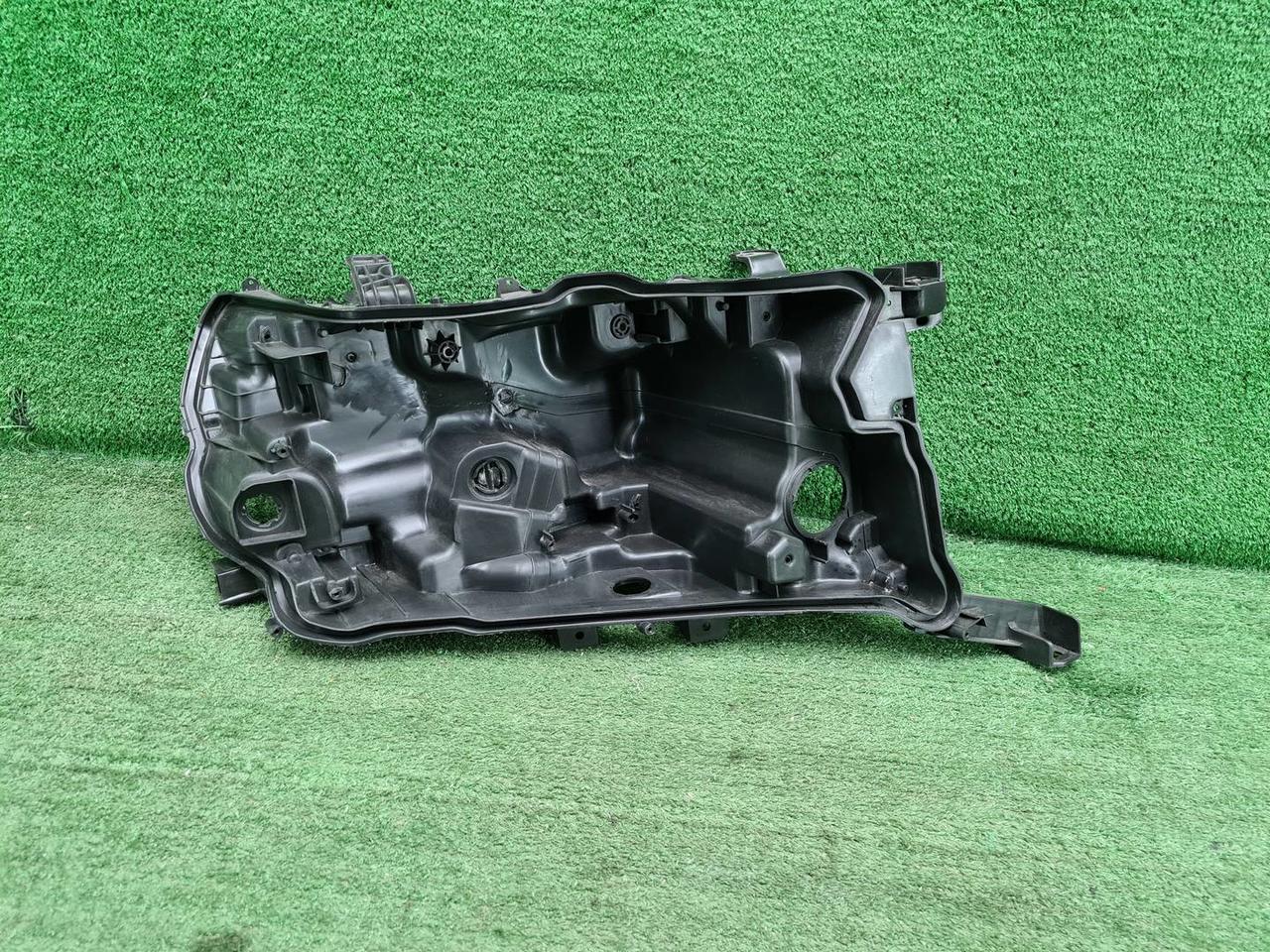 Корпус фары правый Toyota Land Cruiser 200 (15-21)