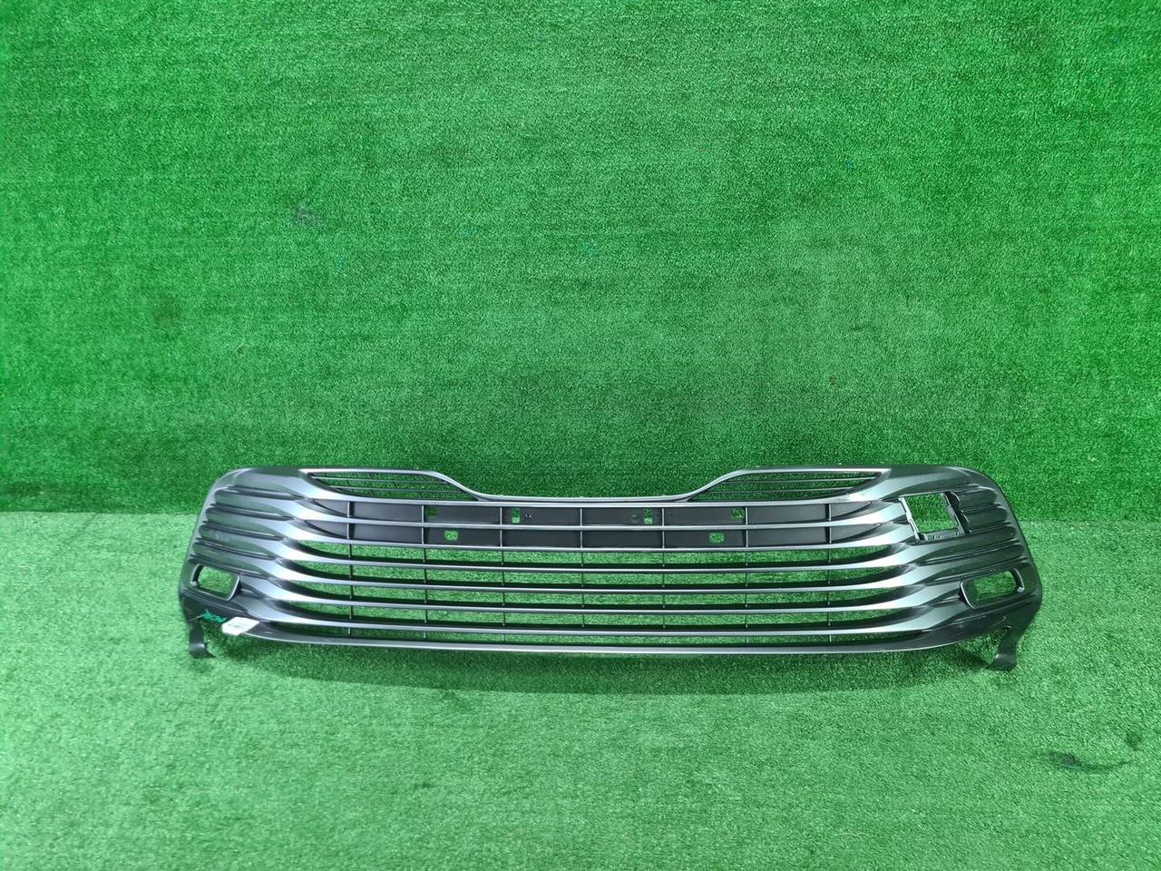 Решетка переднего бампера Toyota Camry xv70 17-21