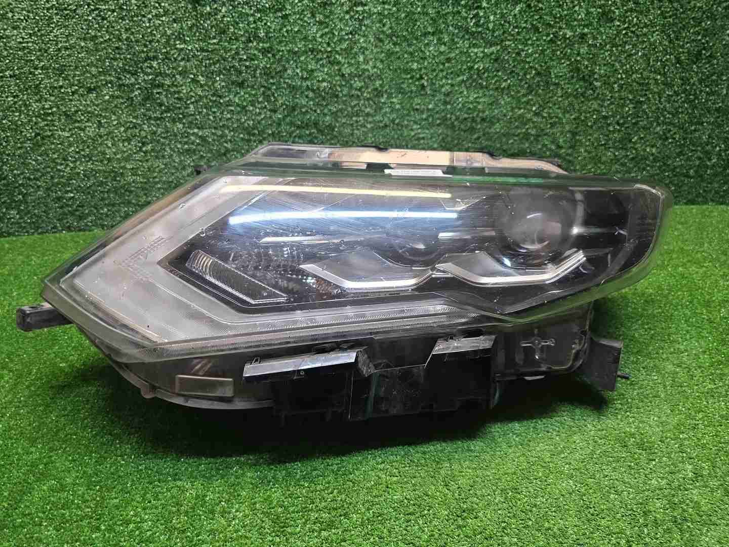 Фара левая Nissan X-Trail T32 (2017-2022) LED