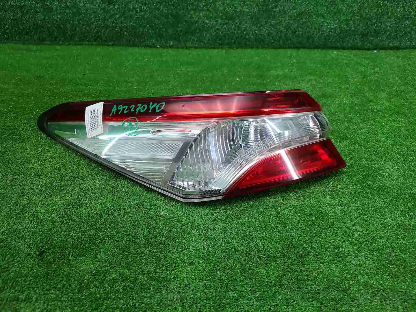 Фонарь левый внеш. Toyota Camry xv70 17-24 галоген