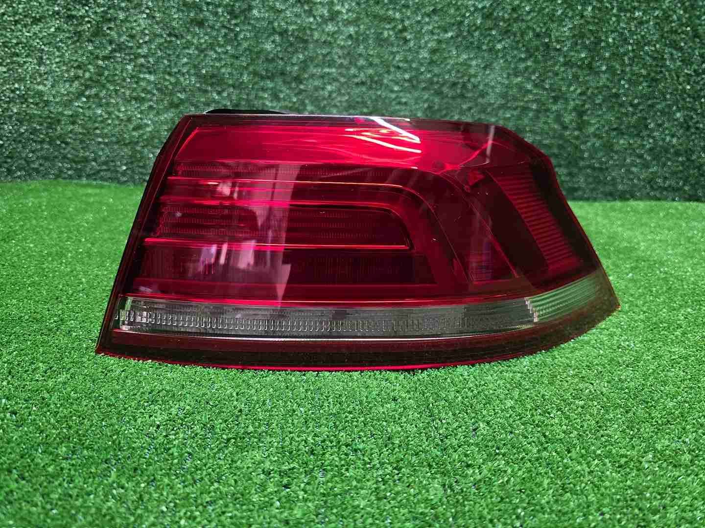 Фонарь правый внешний VW Passat B8 (14-20) седан
