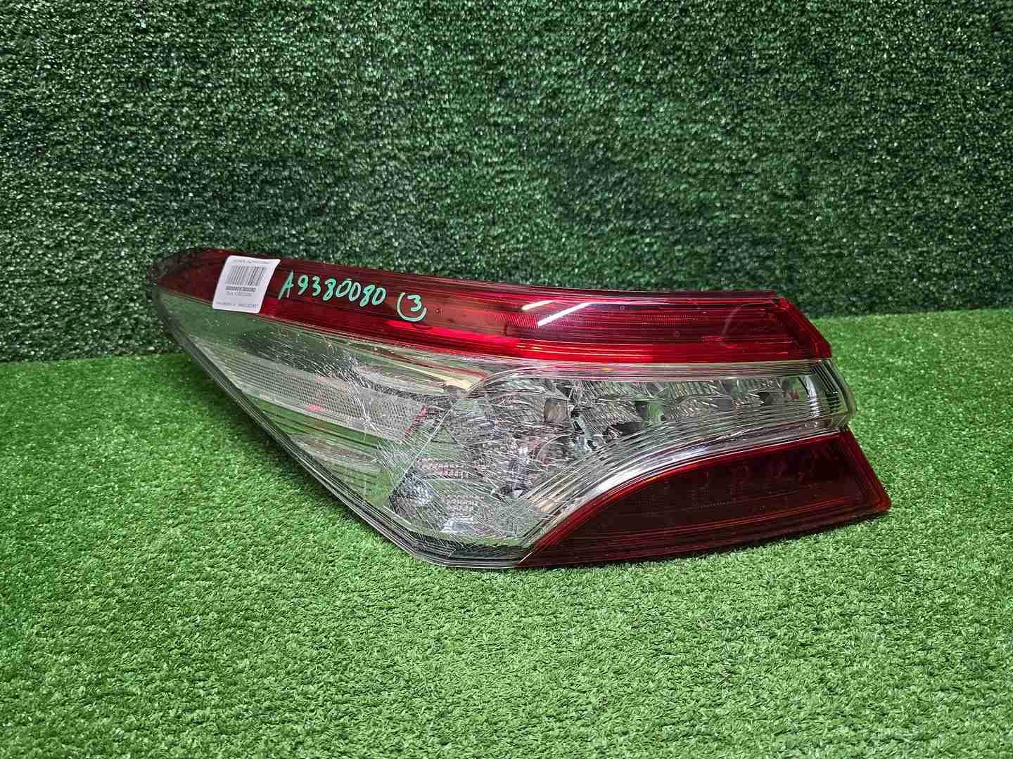 Фонарь левый внешний Toyota Camry XV70 (17-24) LED