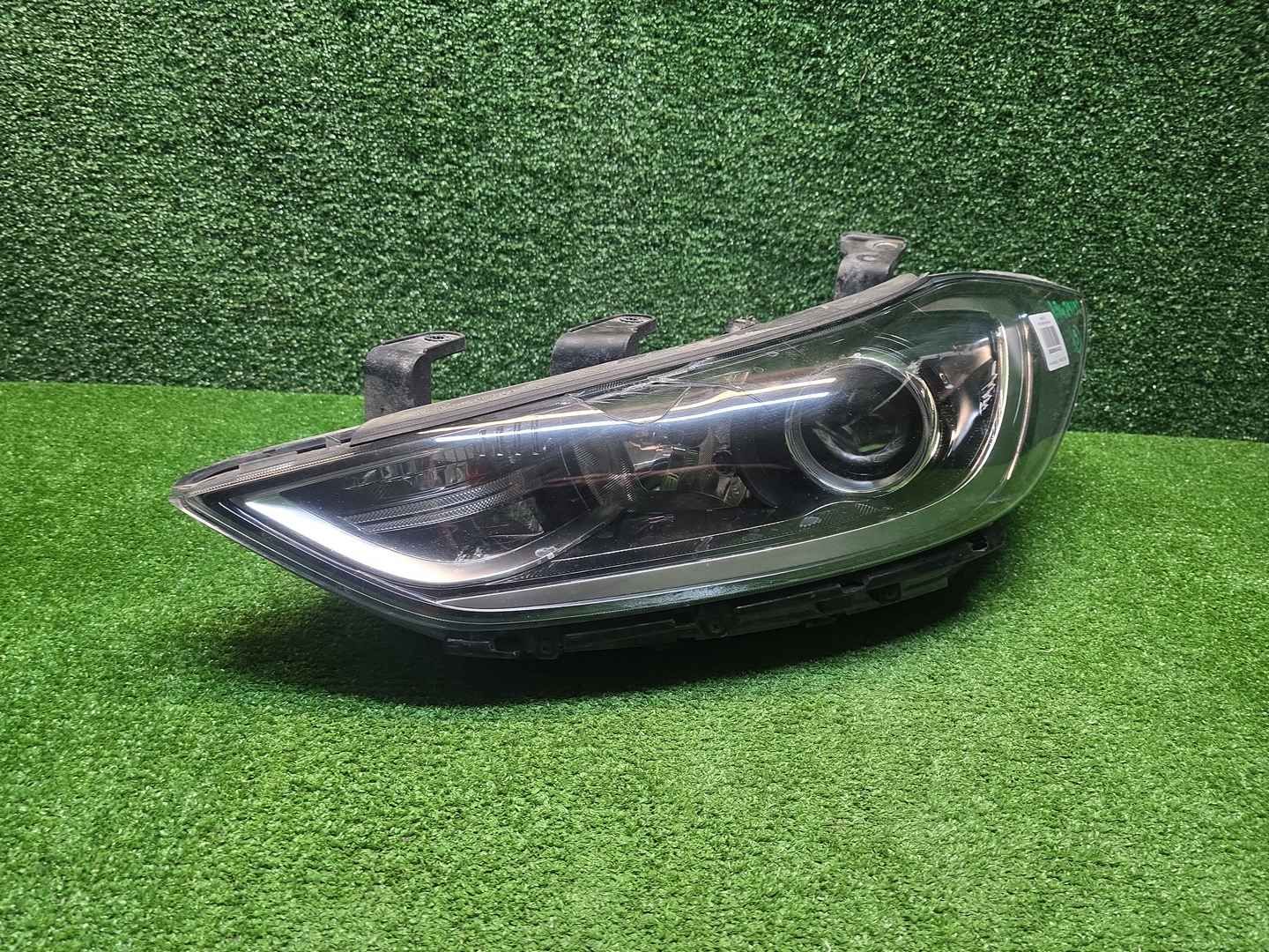 Фара левая Hyundai Elantra 6 AD (15-19) галоген