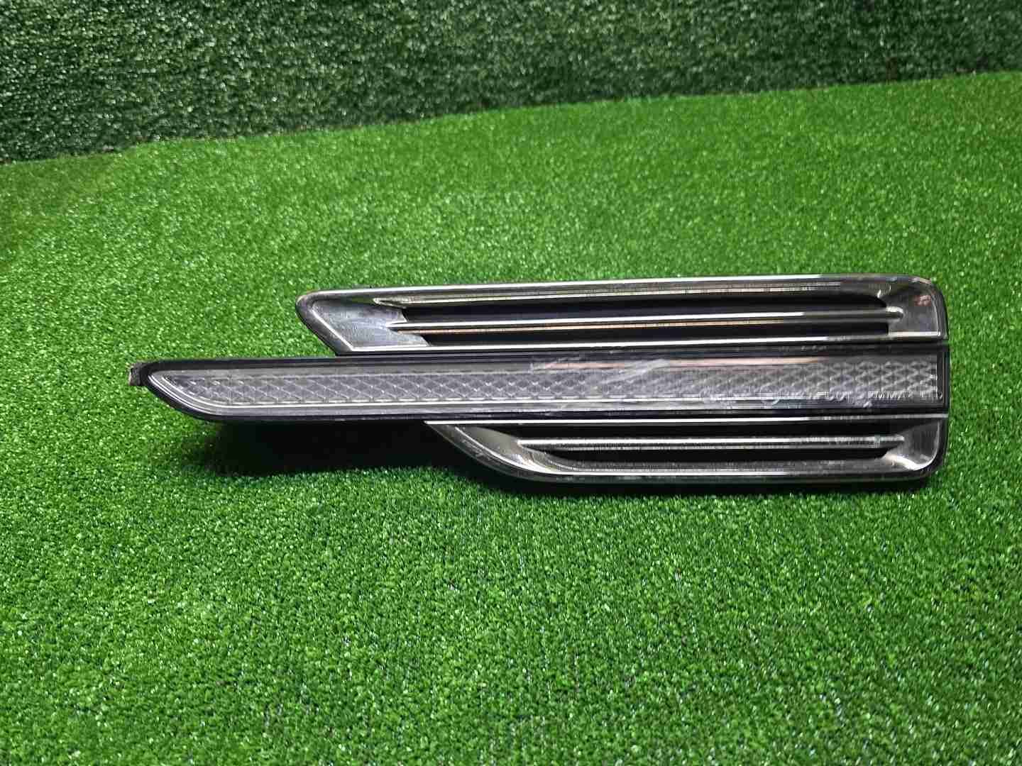 Указатель поворота левый Genesis G90 (18-22)
