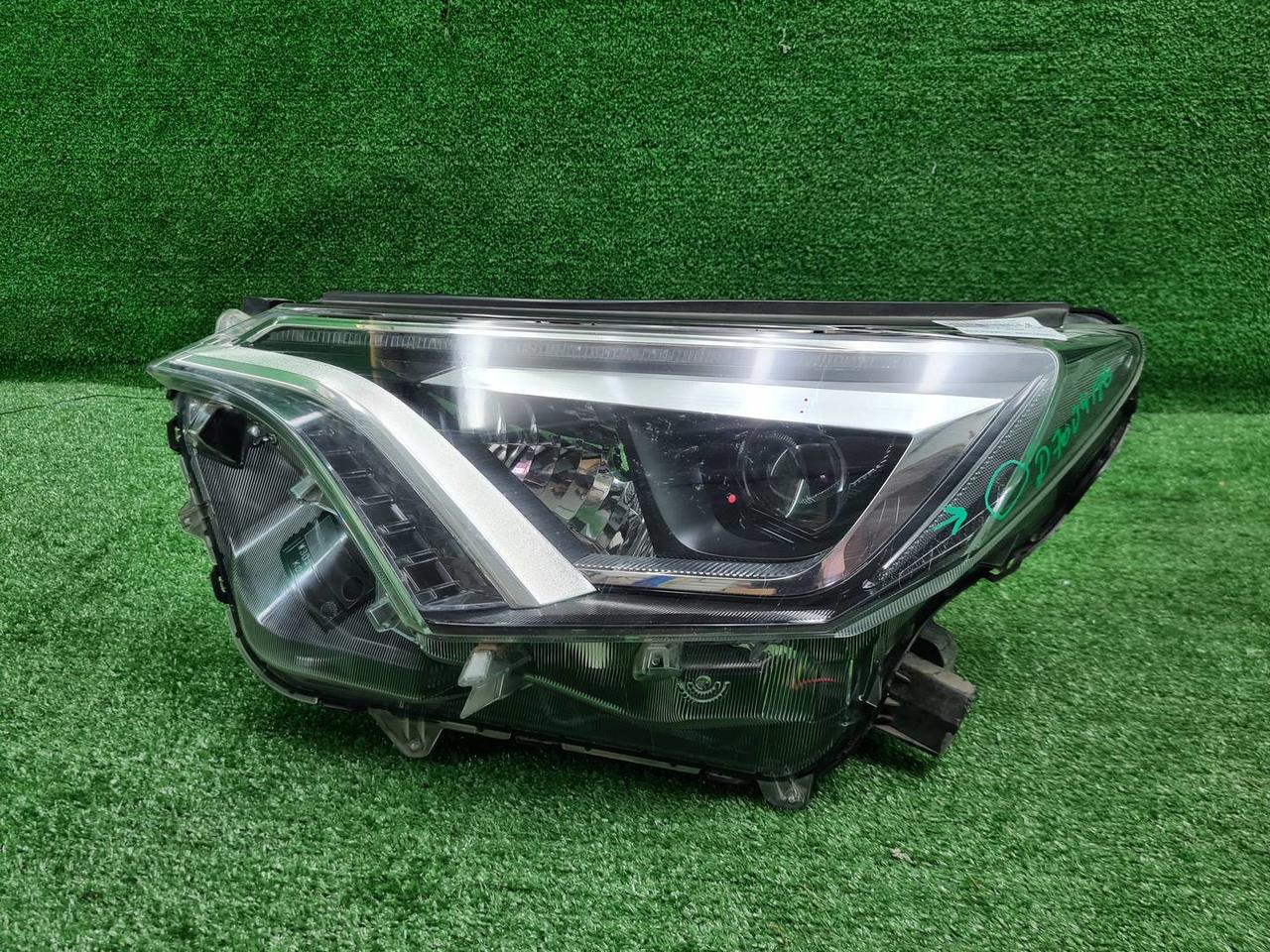 Фара левая Toyota Rav 4 CA40 (2015-2019) LED