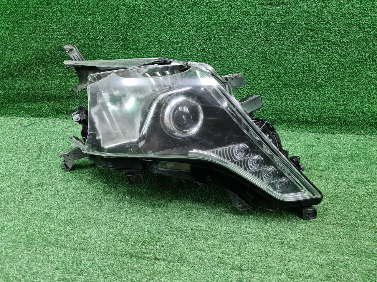 Битая Фара правая Toyota LC Prado 150 (13-17) LED