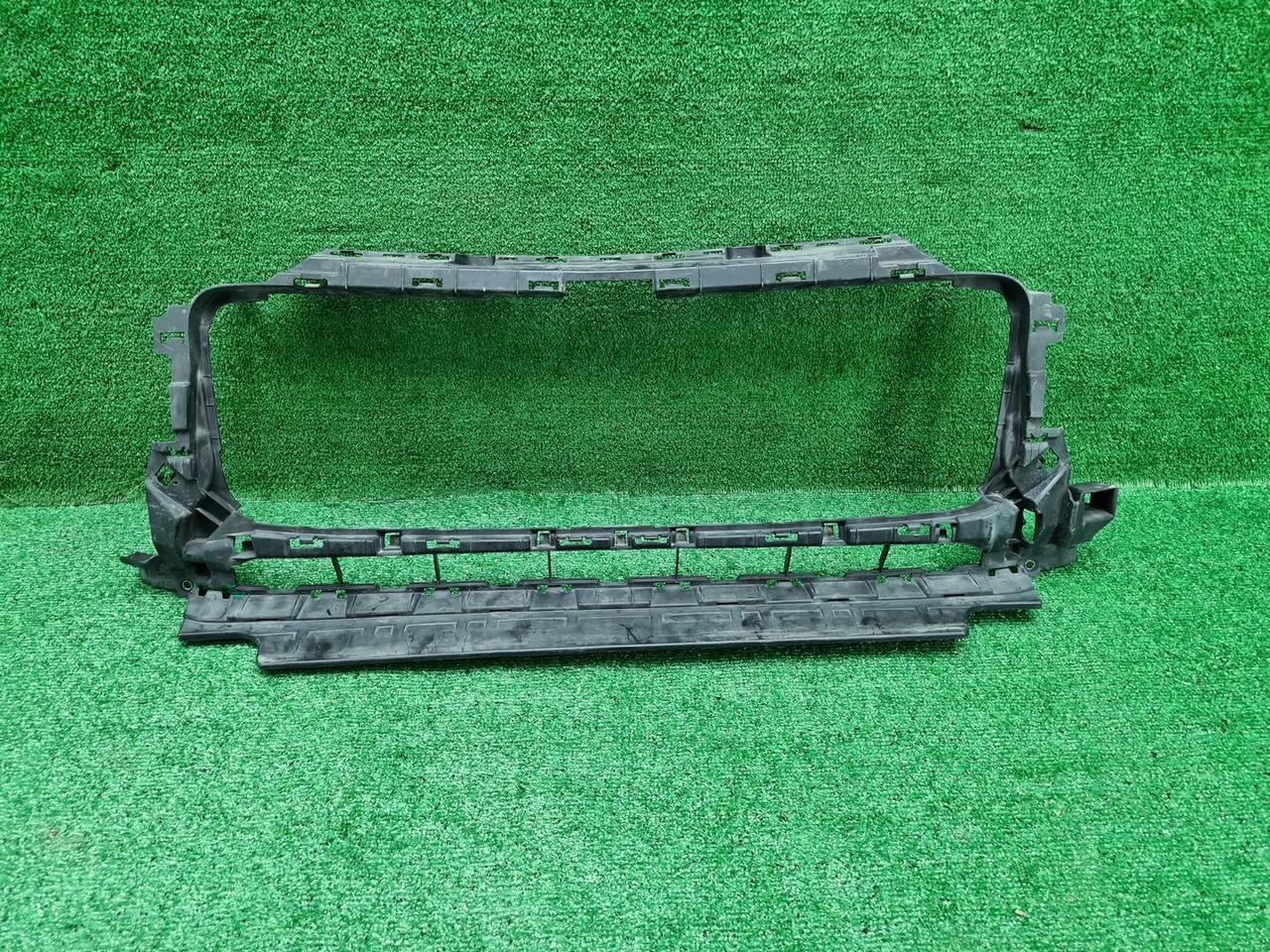 Кронштейн решетки радиатора Mercedes G W463 18-24