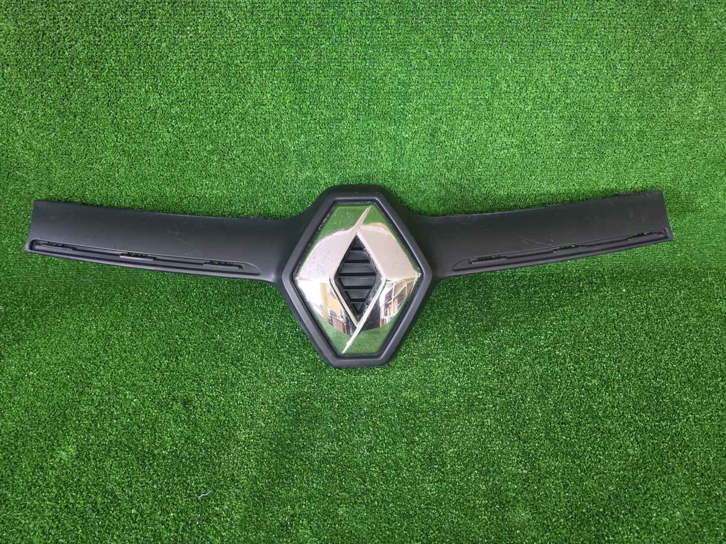 Накладка решетки радиатора Renault Logan 2 (18-22)