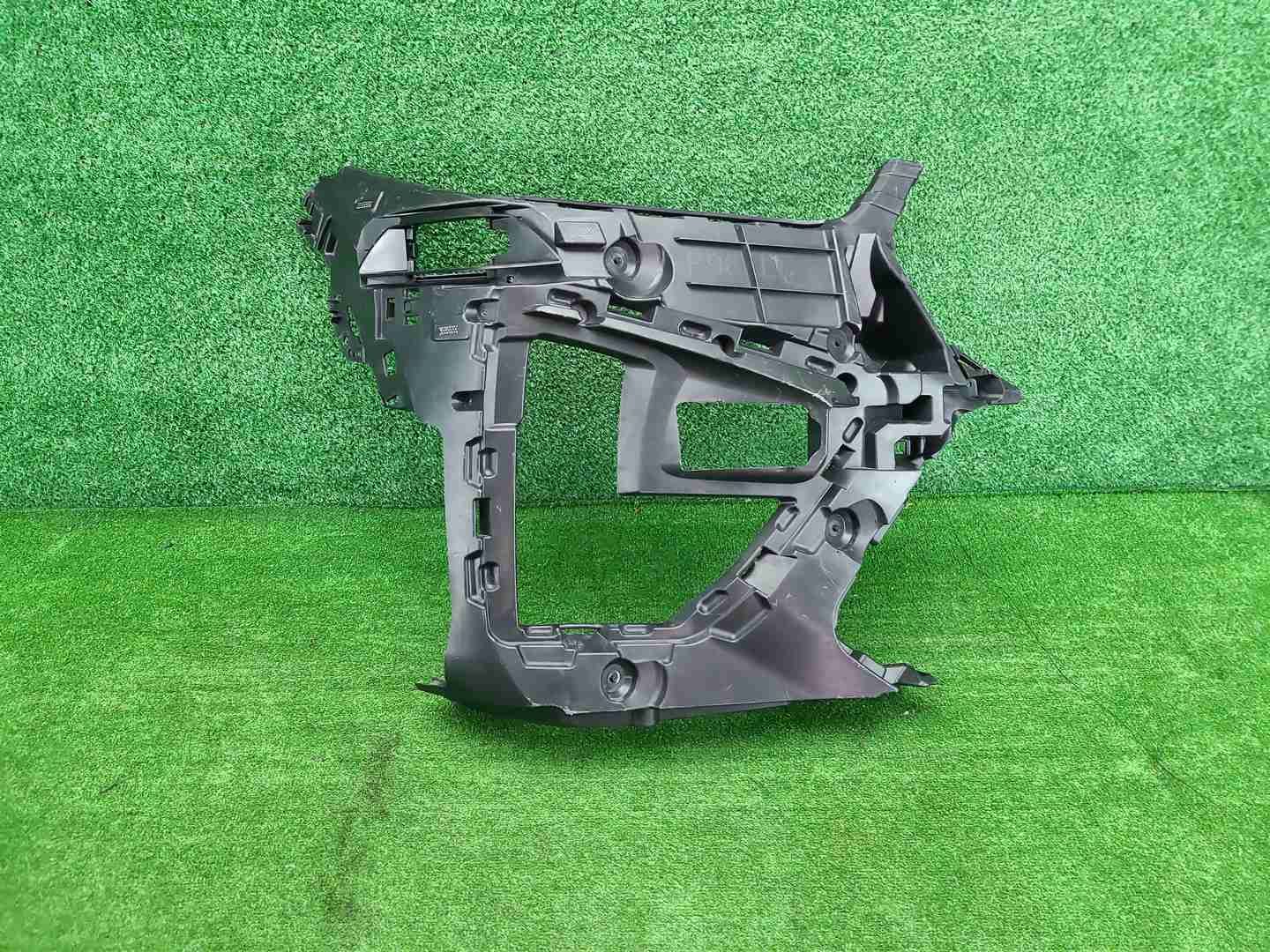 Кронштейн переднего бампера RH BMW X6M F96 23-нв
