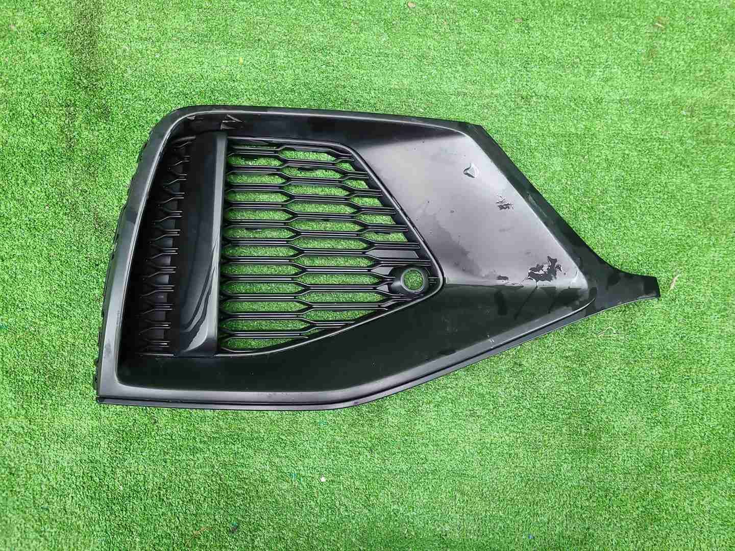 Решетка переднего бампера Audi Q8 (18-23) S-line