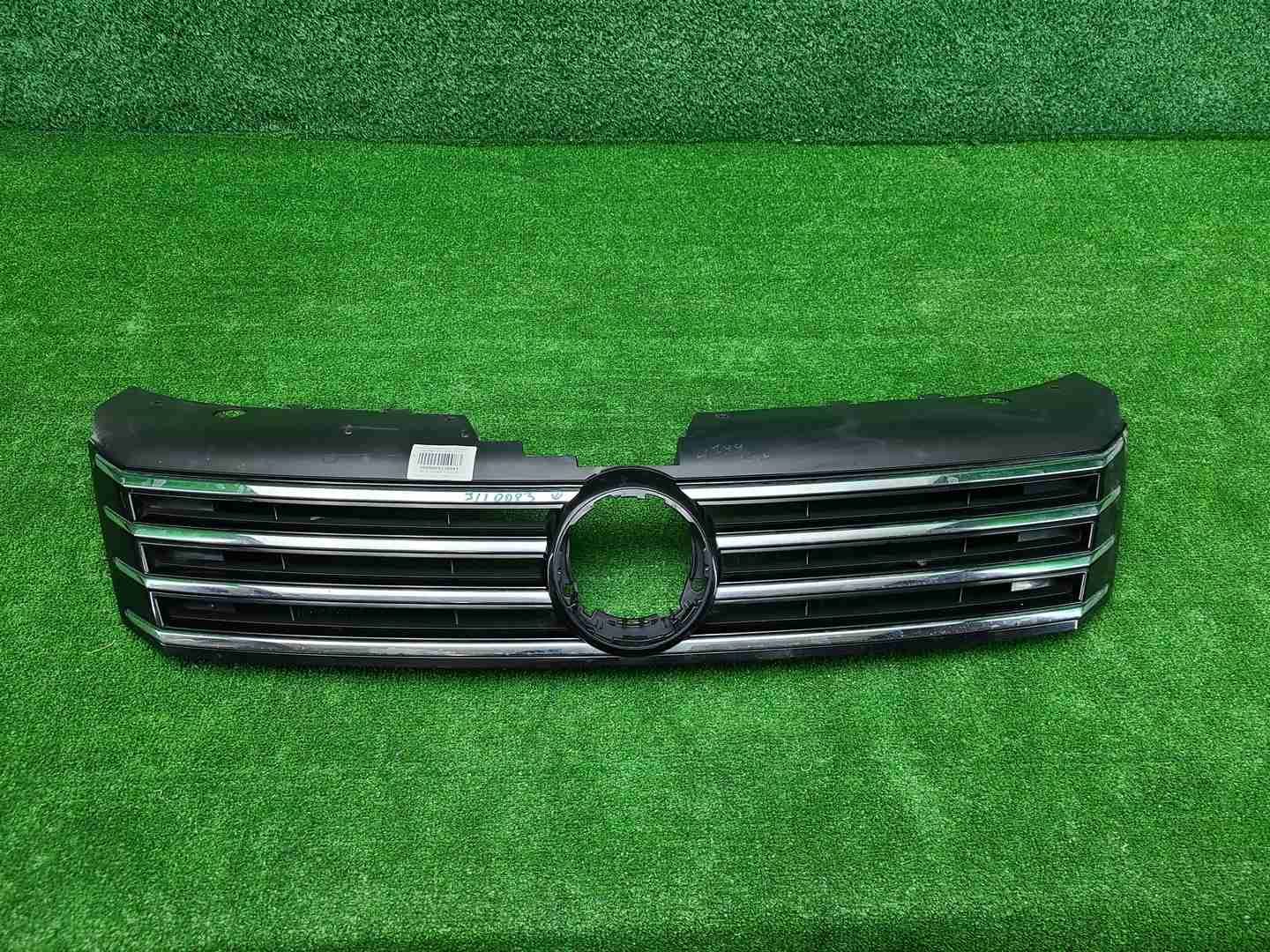 Решетка радиатора VW Passat B7 (2011-2015)