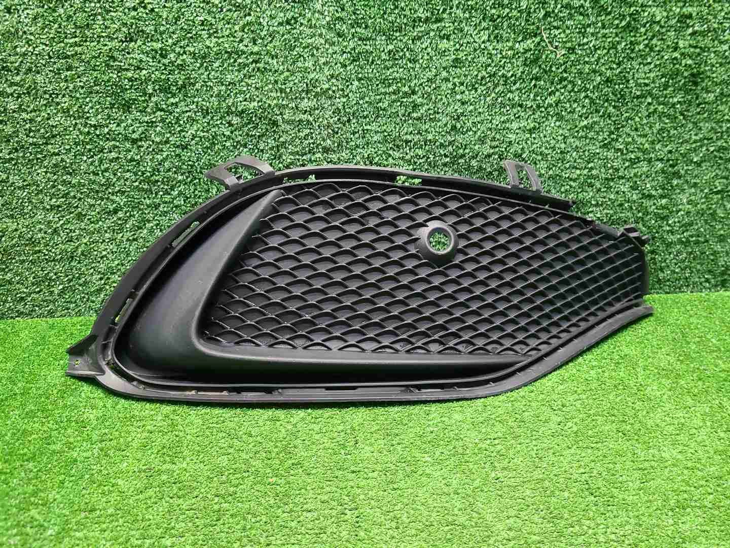 Решетка бампера правая Mercedes CLA C117 16-19 AMG
