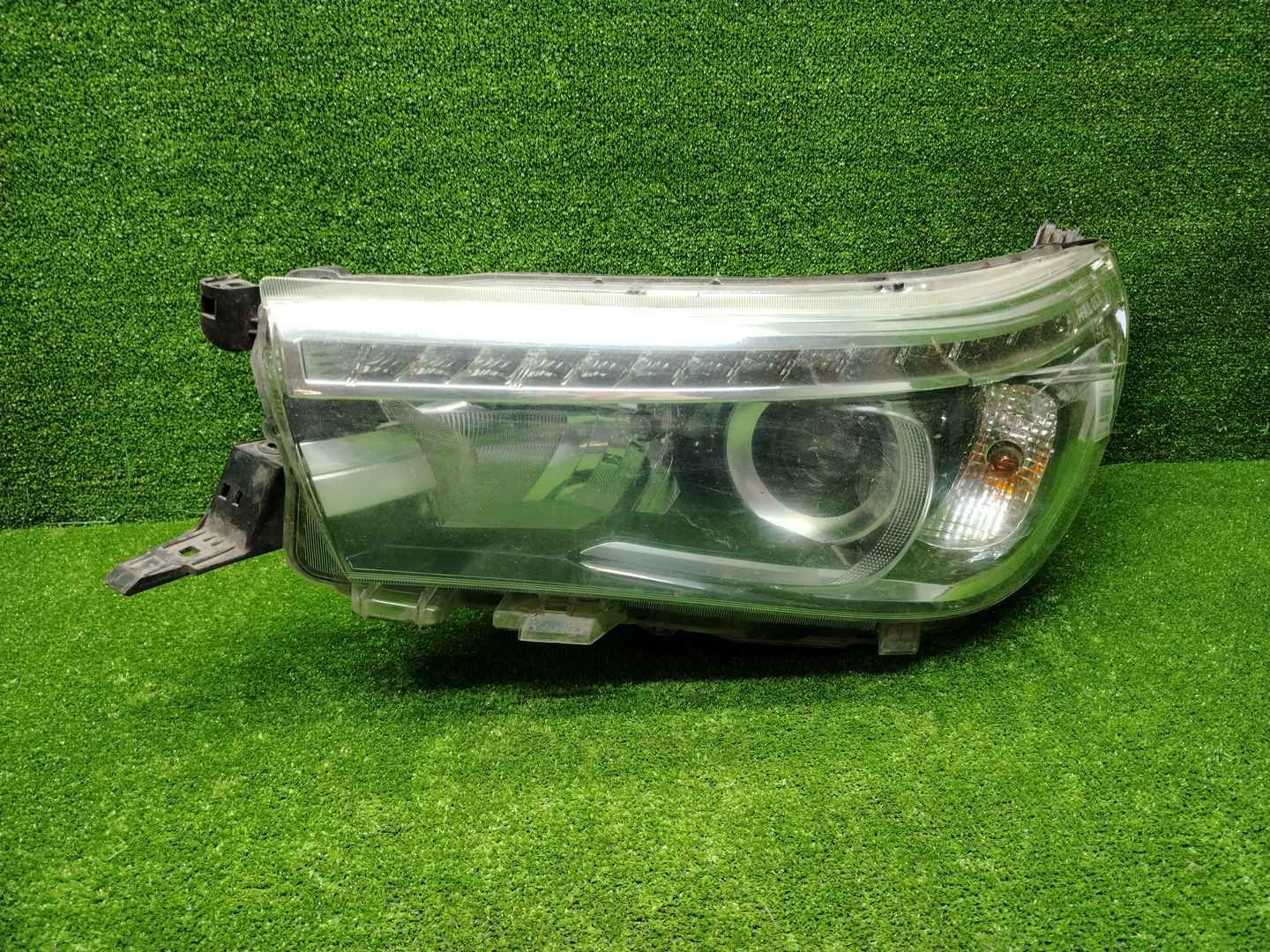 Фара левая Toyota Hilux 8 (2015-2020) LED